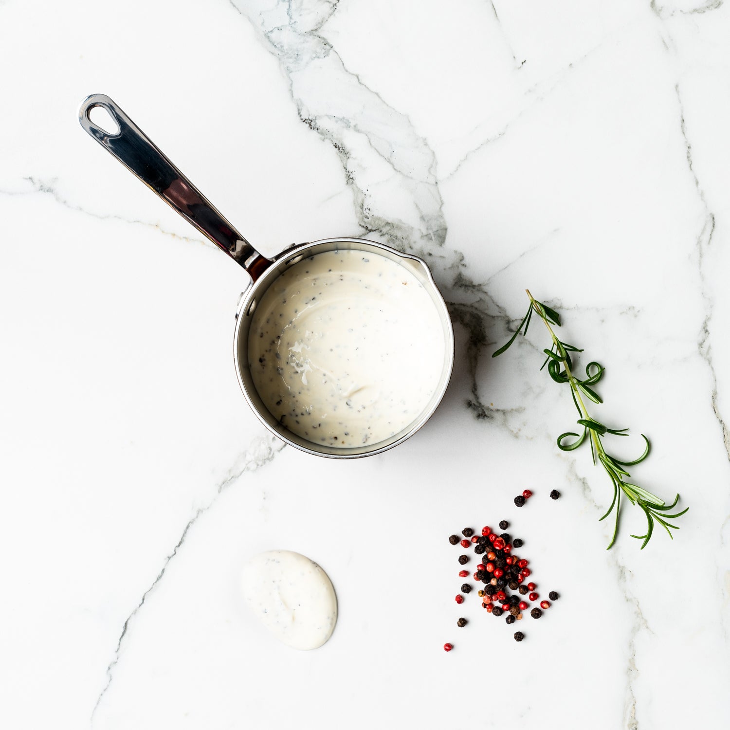 Köld piparsósa með sælkera piparblöndunni okkar, hin fullkomna útilegu sósa og hentar með öllu grill kjöti.