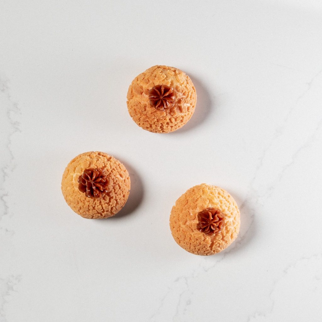 Mini choux au craquelin bolla fyllt með karamellukremi